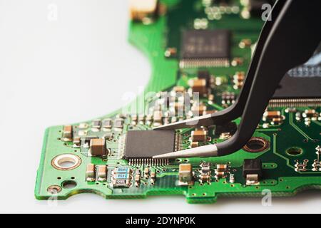 Microcircuit macro close up green color. Concept for technology, repair of computers, smartphones and electronics. Foto Stock