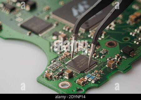 Microcircuit macro close up green color. Concept for technology, repair of computers, smartphones and electronics. Foto Stock