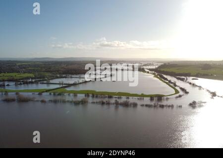 Upton upon Severn, Worcestershire, Regno Unito. 27 dicembre 2020. Il fiume Severn che scoppiò le sue rive prima di Natale. Nell'area rimangono in posizione diverse avvertenze relative alle alluvioni. Fig. Per credito: Interrompi stampa Media/Alamy Live News Foto Stock