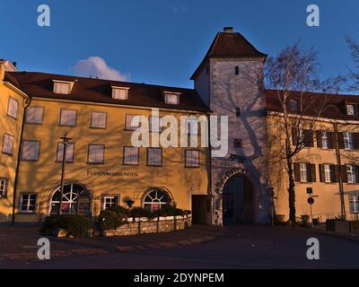 Vista dell'ingresso della città occidentale con porta storica e torre Unterstadttor costruito nel 13 ° secolo in luce serale in inverno. Foto Stock