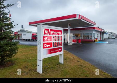 Prezzi della benzina presso il servizio di rifornimento N1 benzina stazione di servizio Centro di Hafnarfjordur Islanda Ottobre 2017 Foto Stock