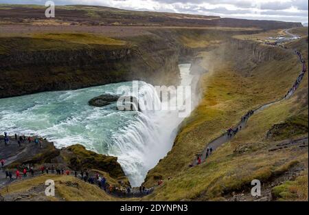 L'enorme cascata di Gullfoss in Islanda fa parte del Popolare Tour Turistico del Circolo d'Oro Foto Stock