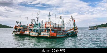 Barche di pescatori al molo di Koh Samui, Thailandia, sud-est asiatico Foto Stock