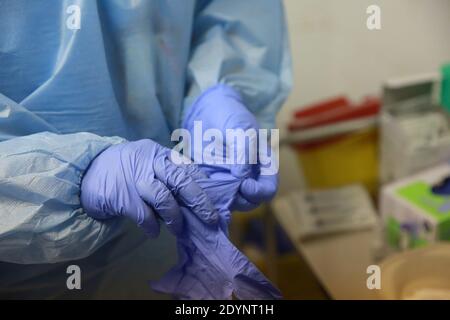 BUCAREST, ROMANIA - 27 dicembre 2020: Un'infermiera si sta preparando a somministrare una dose del vaccino Pfizer-BioNTech COVID-19 durante il primo giorno dell'Europa Foto Stock
