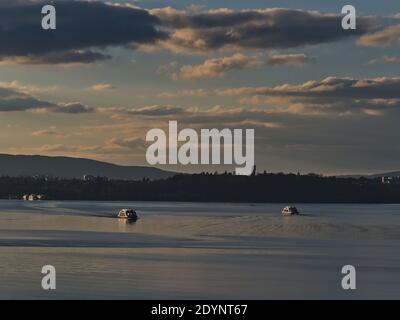 Vista aerea del Lago di Costanza, Germania con i traghetti che collegano le città di Meersburg e Costanza (Costanza) alla luce della sera. Foto Stock