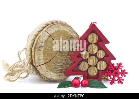 Decorazioni in legno per natale con piccolo albero di natale rosso isolato su sfondo bianco. Set di oggetti fatti a mano per interni o gi di stagione di festa Foto Stock