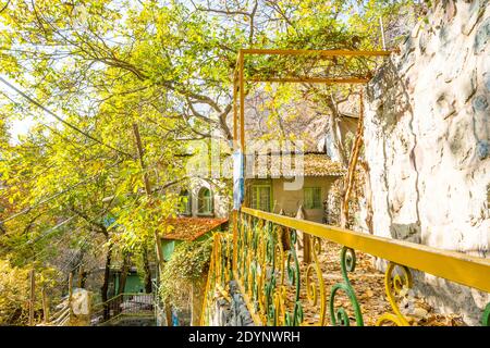 Ristoranti iraniani coperti da foglie d'oro all'ingresso della valle del Darband del monte Tochal. Una popolare regione ricreativa per i residenti di Teheran Foto Stock