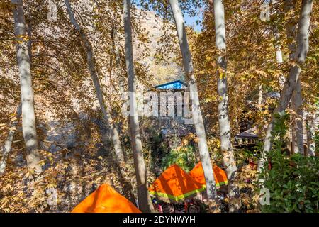 Ristoranti iraniani coperti da foglie d'oro all'ingresso della valle del Darband del monte Tochal. Una popolare regione ricreativa per i residenti di Teheran Foto Stock