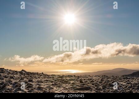 Vista dalla cima dello Scafell Pike nel lago Quartiere alla vigilia di Natale 2020 Foto Stock