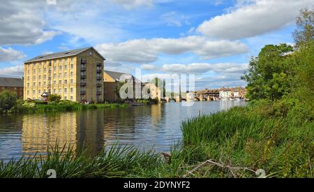 Il fiume Ouse a St Ives Cambridgeshire con il vecchio mulino, ponte storico e porto fluviale. Foto Stock