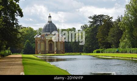 Il Thomas Archer Pavillion e il Long Canal Wrest Park Bedfordshire. Foto Stock