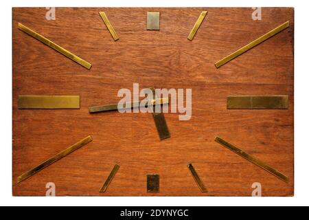 Orologio da parete in legno rettangolare retrò molto vecchio, isolato su sfondo bianco Foto Stock