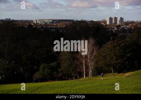 Londra, Regno Unito. 27 Dicembre 2020 Stadio Twickenham, da Richmond Hill West London, Walker, corridore Andrew Fosker / Alamy Live News Foto Stock