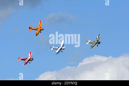 Vintage Tiger Moth Bi Planes volare in formazione cielo blu e nuvole. Foto Stock