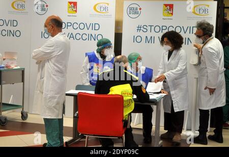 Palermo, Italia. 27 Dicembre 2020. Palermo. Emergenza coronavirus, giorno della vaccinazione, somministrazione dei primi vaccini anti covid-19 presso il Civic Hospital solo per l'uso Editoriale credito: Agenzia indipendente di fotografia / Alamy Live News Foto Stock