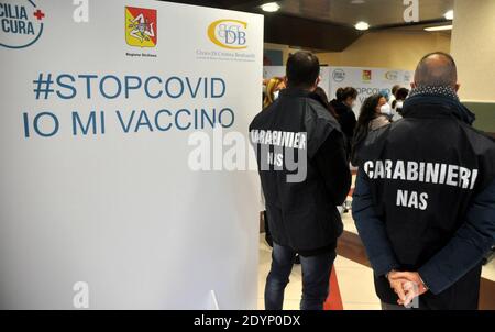 Palermo, Italia. 27 Dicembre 2020. Palermo. Emergenza coronavirus, giorno della vaccinazione, somministrazione dei primi vaccini anti covid-19 presso il Civic Hospital solo per l'uso Editoriale credito: Agenzia indipendente di fotografia / Alamy Live News Foto Stock