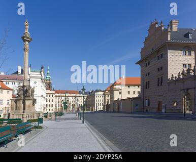 Pohled přes prázdné Hradčanské náměstí od západu na Pražský hrad, část Arcibiskupského paláce, Schwarzenberský palác Foto Stock