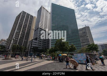 Rio de Janeiro, Brasile - 22 novembre 2016: Piazza Largo da Carioca nel centro della città è circondata da edifici commerciali ed è sempre piena di persone. Foto Stock