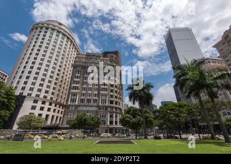 Edifici del centro di Rio de Janeiro Vista dal Mahatma Gandhi Quadrato sotto il cielo blu con nuvole Foto Stock