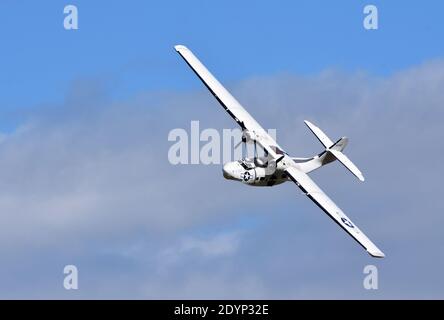 Nave volante d'epoca PBY-5A Catalina Miss Pick Up (G-PBYA) in volo. Foto Stock