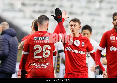 I giocatori di Anversa festeggiano dopo aver vinto una partita di calcio tra il Royal Antwerp FC e lo Sporting Charleroi, domenica 27 dicembre 2020 ad Anversa, il giorno 1 Foto Stock