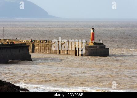 Il faro all'ingresso del porto di Watchet, nel Somerset Foto Stock