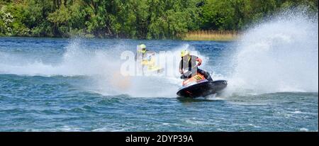 Jet Ski gara concorrente in curva a velocità creando a lotto di spray. Foto Stock