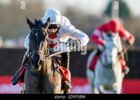 Harry Skelton guida Nube Negra sulla strada per vincere il Ladbrokes Desert Orchid Chase al Kempton Park Racecourse, Surrey. Foto Stock