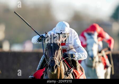 Harry Skelton guida Nube Negra sulla strada per vincere il Ladbrokes Desert Orchid Chase al Kempton Park Racecourse, Surrey. Foto Stock