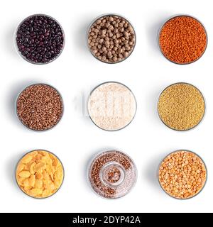 Cereali e legumi in vasi su sfondo bianco. Foto di alta qualità Foto Stock