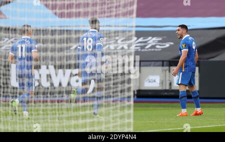 Londra, Regno Unito. 27 Dicembre 2020. Il Neal Maupay di Brighton celebra il punteggio durante la partita della Premier League tra West Ham United e Brighton & Hove Albion allo stadio di Londra. Credit: James Boardman/Alamy Live News Foto Stock