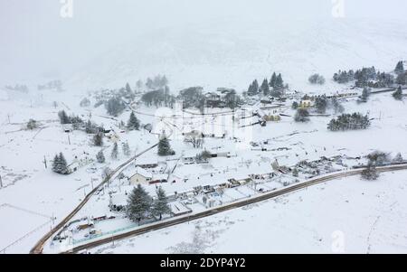 Wanlockhead, Scozia, Regno Unito. 27 dicembre 2020. La neve alta cade nel villaggio più alto della Scozia, Wanlockhead, a Dumfries e Galloway. PIC; vista aerea del villaggio nel momento. Iain Masterton/Alamy Live News Foto Stock