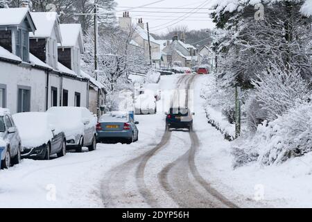 LeadHills, Scozia, Regno Unito. 27 dicembre 2020. La neve alta cade sul secondo villaggio più alto della Scozia, Leadhills, nel Lanarkshire meridionale. Iain Masterton/Alamy Live News Foto Stock