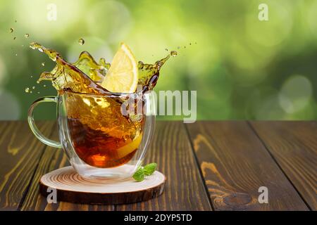 tazza con splash di tè Foto Stock
