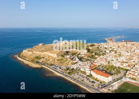 Vista aerea costiera della città di Rethymno in una giornata limpida, con il Castello di Fortezza e la città vecchia, Creta, Grecia Foto Stock