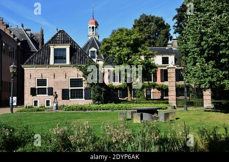 Het Ontvangershuis - la Casa del destinatario è una delle più antiche case residenziali della città olandese di Assen. La casa al Brink di Assen era originariamente uno degli edifici del monastero di Maria in Campis. Può essere stato usato come residenza di un sacerdote. La casa ha una volta cantina del 15 ° secolo. Dal 17 ° secolo fu in uso dai ricevitori generali di Drenthe. Fu restaurata tra il 1957 e il 1959, dopodiché fu messa in uso dal Museo dei Drents. Olandese Paesi Bassi Foto Stock