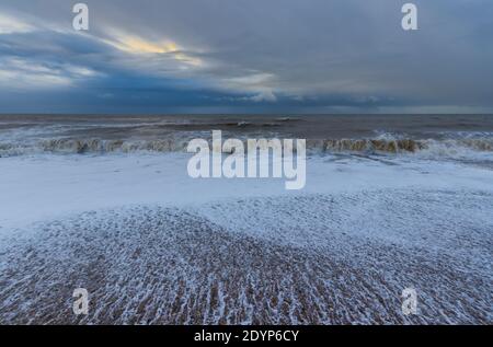 Mari tempestosi a causa di Storm Bella sul lungomare di Bognor Regis, West Sussex, Regno Unito Foto Stock