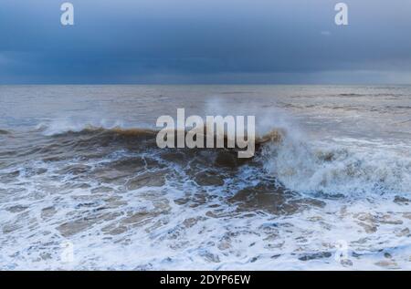 Mari tempestosi a causa di Storm Bella sul lungomare di Bognor Regis, West Sussex, Regno Unito Foto Stock