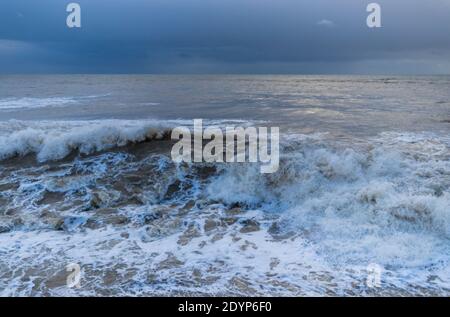 Mari tempestosi a causa di Storm Bella sul lungomare di Bognor Regis, West Sussex, Regno Unito Foto Stock