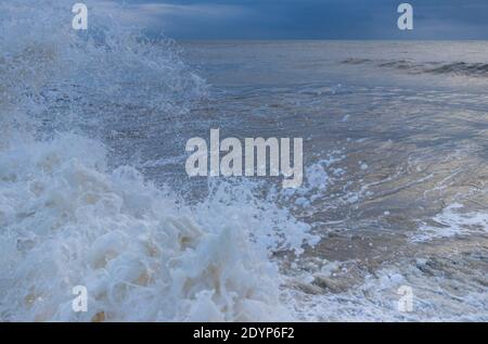 Mari tempestosi a causa di Storm Bella sul lungomare di Bognor Regis, West Sussex, Regno Unito Foto Stock