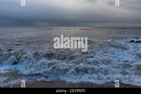 Mari tempestosi a causa di Storm Bella sul lungomare di Bognor Regis, West Sussex, Regno Unito Foto Stock