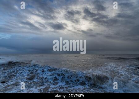 Mari tempestosi a causa di Storm Bella sul lungomare di Bognor Regis, West Sussex, Regno Unito Foto Stock