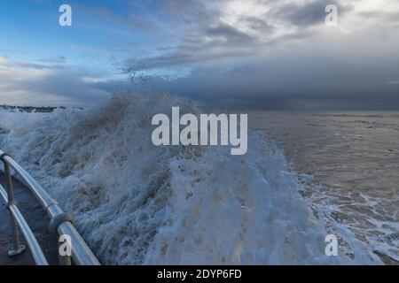 Mari tempestosi a causa di Storm Bella sul lungomare di Bognor Regis, West Sussex, Regno Unito Foto Stock