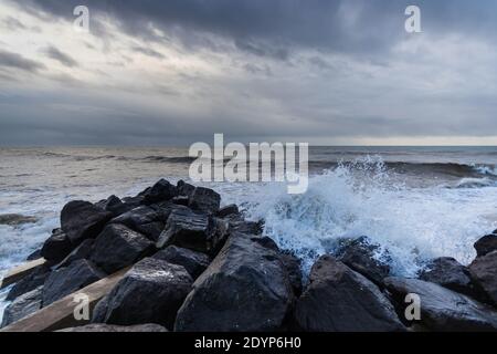 Mari tempestosi a causa di Storm Bella sul lungomare di Bognor Regis, West Sussex, Regno Unito Foto Stock