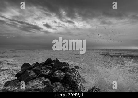 Mari tempestosi a causa di Storm Bella sul lungomare di Bognor Regis, West Sussex, Regno Unito Foto Stock