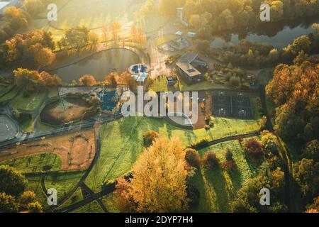 Vista aerea su un parco giochi panoramico tra alberi autunnali all'alba. Telford Centre Park nel Regno Unito Foto Stock