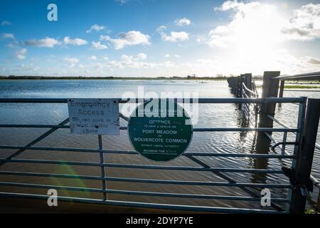 Wolvercote, Oxfordshire, Regno Unito. 27 dicembre 2020. Port Meadow è allagato, compreso l'ingresso di emergenza. Inondazioni nell'Oxfordshire. Storm Bella ha portato ancora più pioggia nell'Oxfordshire causando inondazioni in zone basse. Molta gente è fuori esercitarsi nel sole. Credit: Sidney Bruere/Alamy Live News Foto Stock