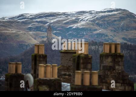 Stirling, Scozia, Regno Unito. 27 Dicembre 2020. Nella foto: Giorno due del blocco festivo della fase 4 per la Scozia continentale. Una piccola finestra nel tempo emerge dall'avvertimento giallo che è stato emesso come Storm Bella dà la neve caduta durante la notte lasciando una polvere di bianco sulle colline di Ochill. Credit: Colin Fisher/Alamy Live News Foto Stock