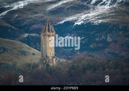 Stirling, Scozia, Regno Unito. 27 Dicembre 2020. Nella foto: Giorno due del blocco festivo della fase 4 per la Scozia continentale. Una piccola finestra nel tempo emerge dall'avvertimento giallo che è stato emesso come Storm Bella dà la neve caduta durante la notte lasciando una polvere di bianco sulle colline di Ochill. Credit: Colin Fisher/Alamy Live News Foto Stock