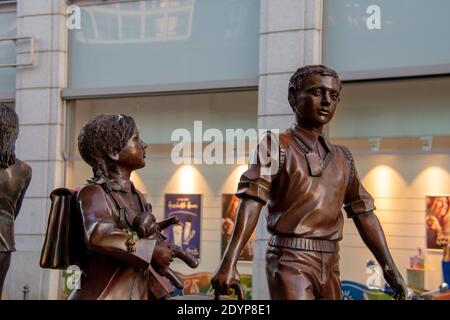 Treni per Life fino alla statua della morte fuori da Friedrichstrasse Mitte berlino Foto Stock